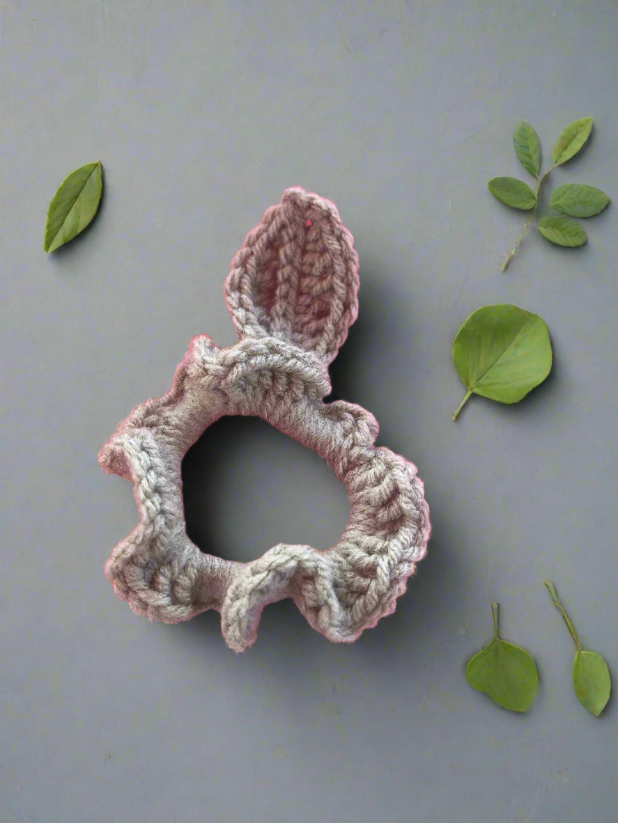 Crocheted Leaf Scrunchie – Nature-Inspired Hair Accessory