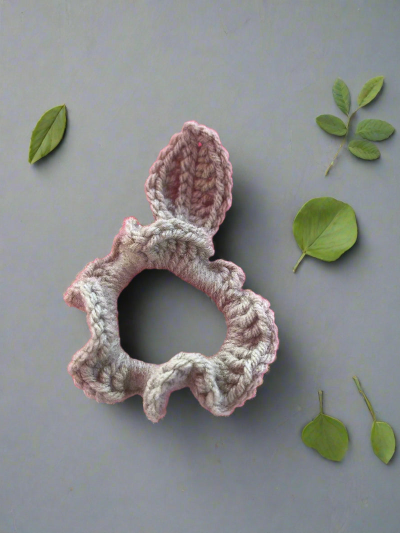 Crocheted Leaf Scrunchie – Nature-Inspired Hair Accessory
